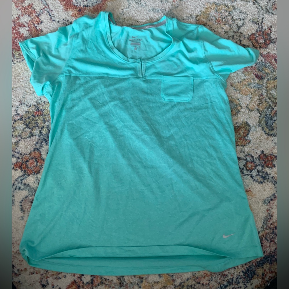 Women’s Nike dry fit tshirt